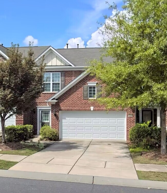 Beautiful 3 bed 2.5 bath townhome - 15656 Canmore St