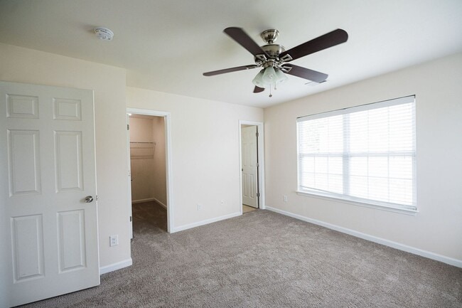 Building Photo - Immaculate beautiful 3-bedroom, 2.5-bath t...