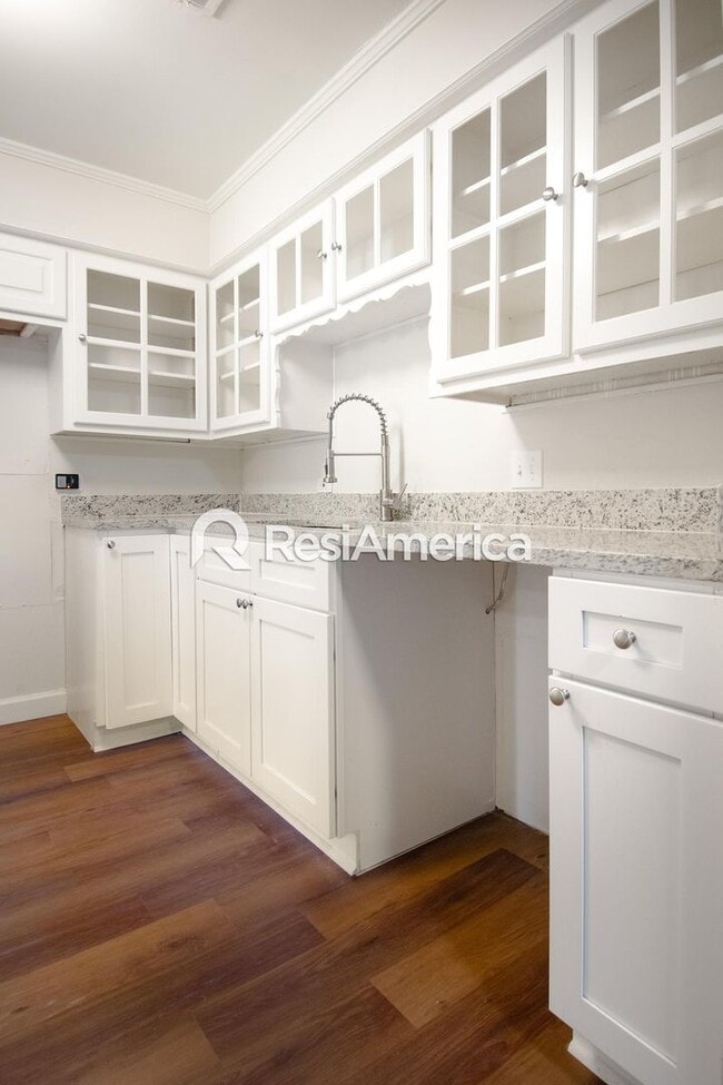 Building Photo - Newly Renovated 4 Bedroom home in Grahamwood!