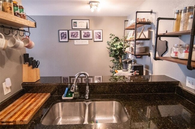 Building Photo - 2020 S Congress Ave