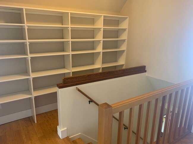 Building Photo - Spacious 3 bedroom home with two separate ...