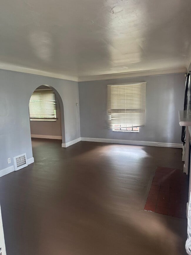 Building Photo - 4 bedroom Brick home