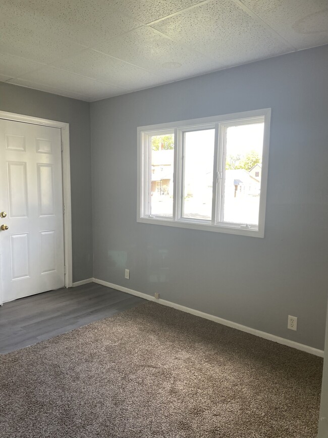Building Photo - 1303 W Franklin (key 44)