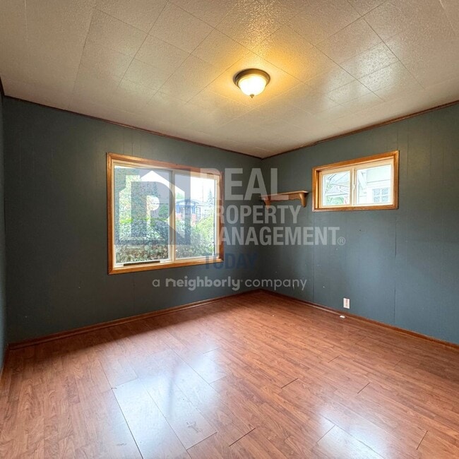 Building Photo - Sweet 3 bedroom and 2 bath + 3 car garage ...