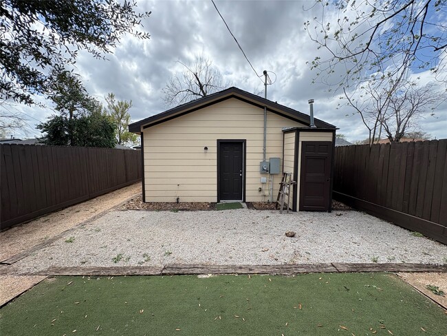 Building Photo - 6722 Underhill St