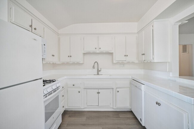 Kitchen - Winnetka Gardens Apartments
