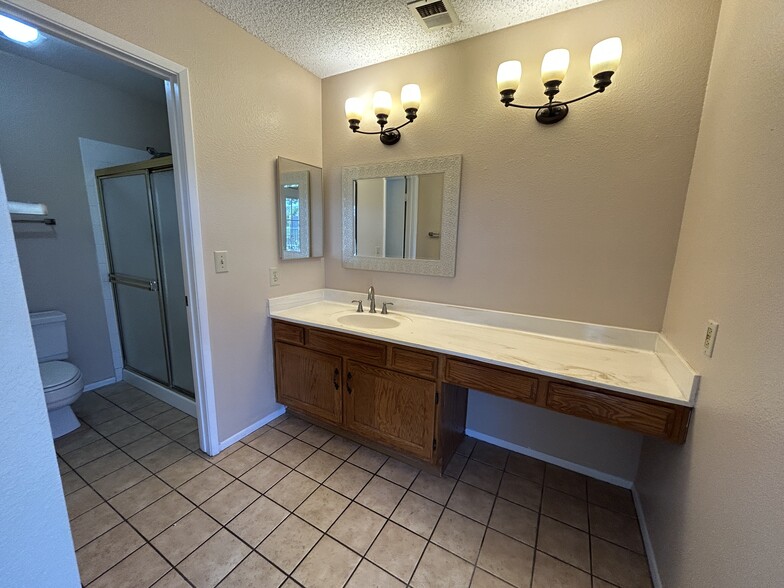 Building Photo - 12138 S Tomi Dr