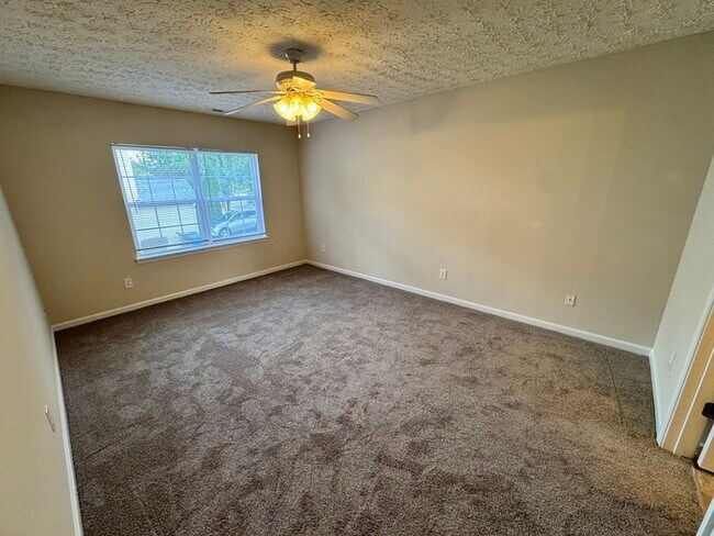 Building Photo - Great space in this 3 bedroom 2 and 1/2 bath end unit Townhome!