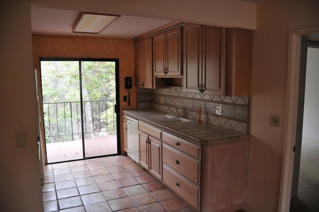 Building Photo - Villa de Montecito