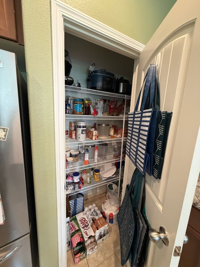 Building Photo - Adorable 3 Bedroom, 2 Bathroom Home in a Quiet North Hanford Neighborhood