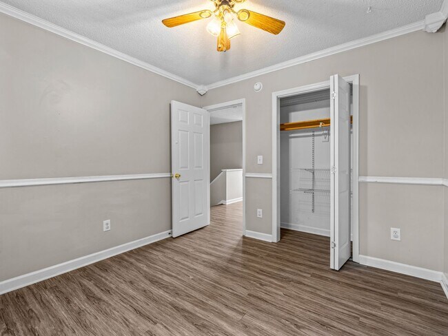 Building Photo - Country Club Area!