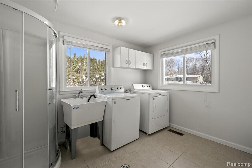 Building Photo - 5570 Forman Dr