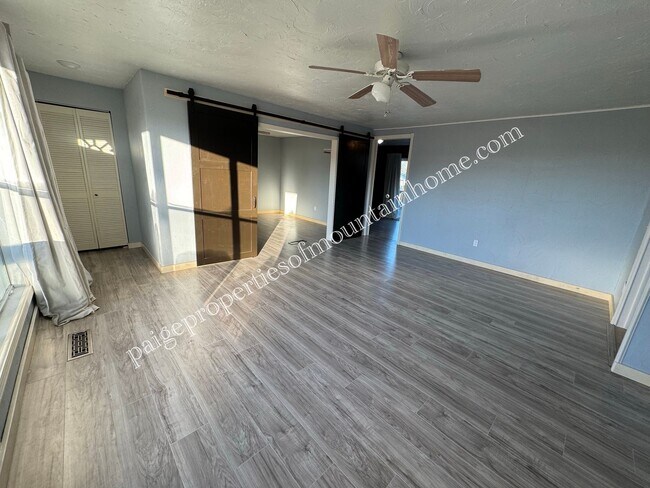 Building Photo - Charming 3-Bedroom Home