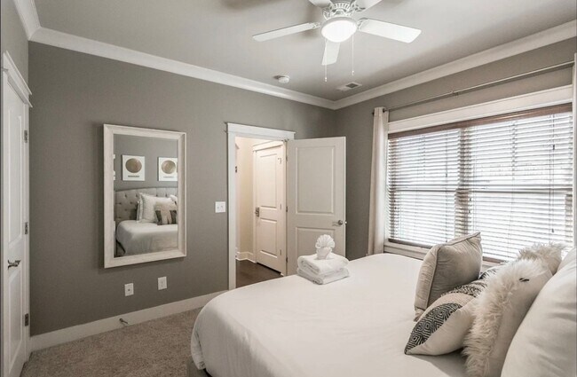 Building Photo - Belmont / Vanderbilt University Condo!!