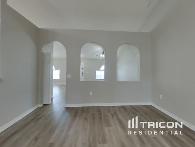 Building Photo - 2232 Nettlebrook St N