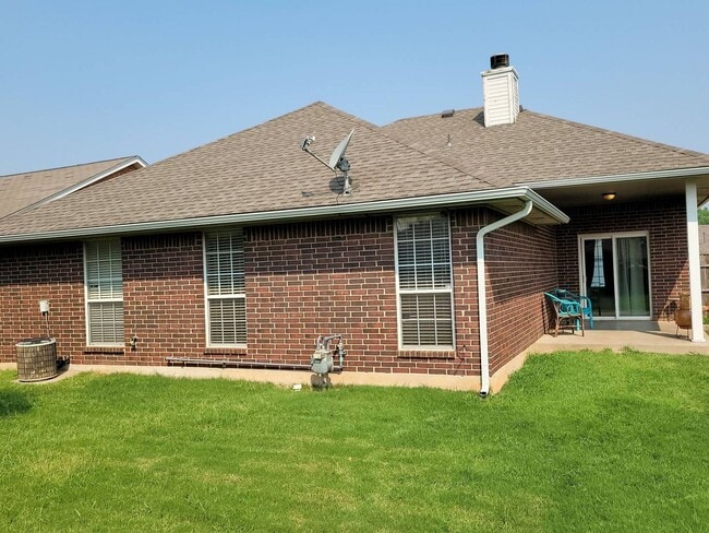 Building Photo - Very Nice 3 Bedroom 2 Bath Home in Mustang Schools