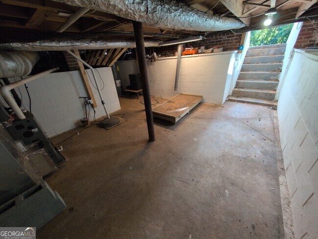 Building Photo - 202 Bishop Dr