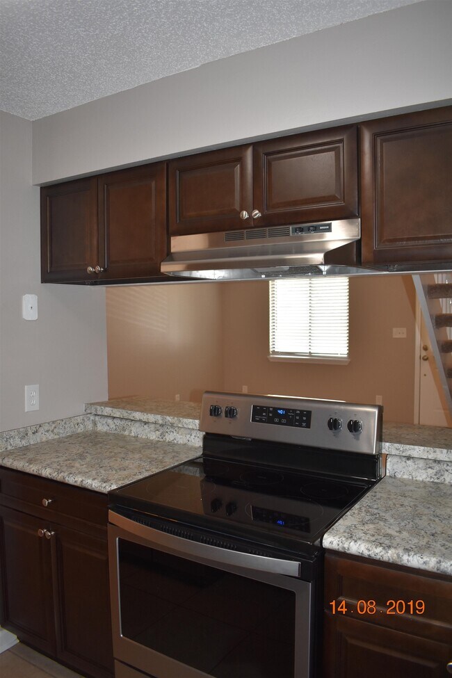 Building Photo - 1802 Falconcrest St