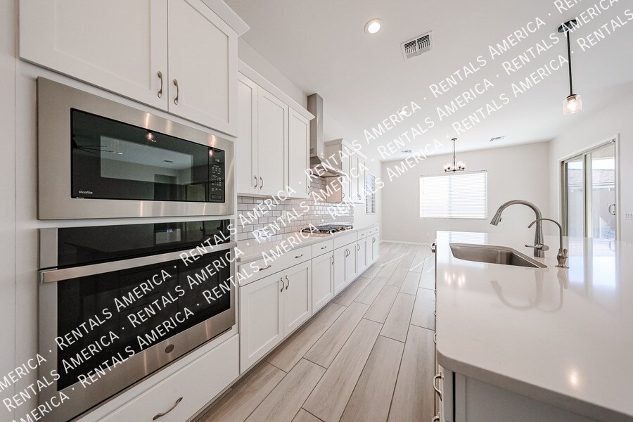 Building Photo - 4815 W Capistrano Ave