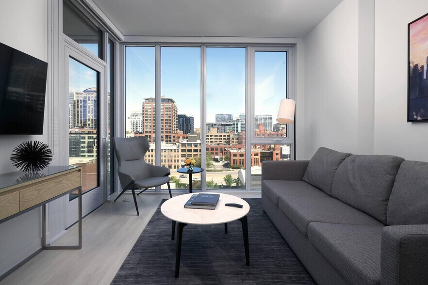 Primary Photo - 360 W Illinois St