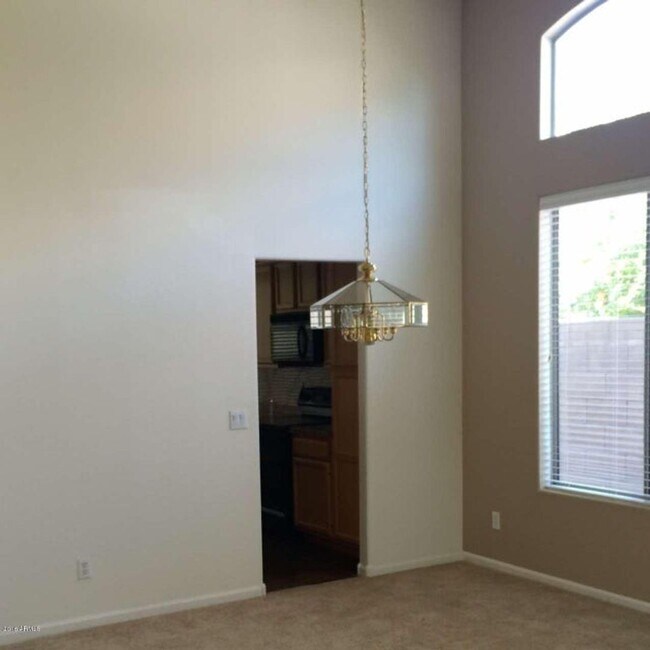 Building Photo - 682 W Raven Dr