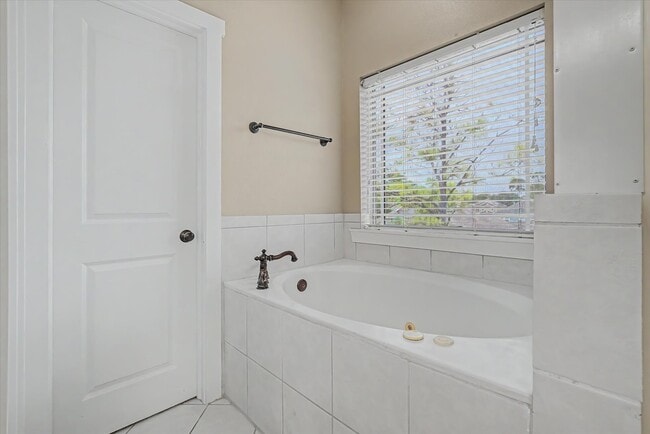 Building Photo - 98 Borondo Reach