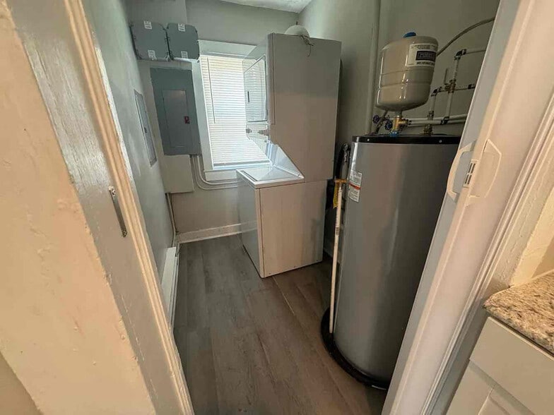 Building Photo - 223 Baker St