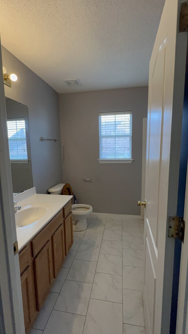 Building Photo - 1072 Red Fern Cir E