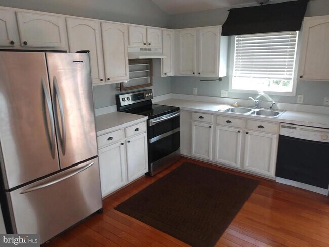 Building Photo - 356 Oak Lee Dr
