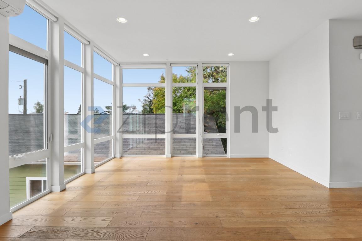 Building Photo - Unit A