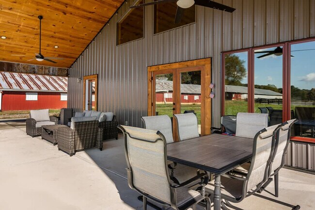 Building Photo - 299 Westview Dr