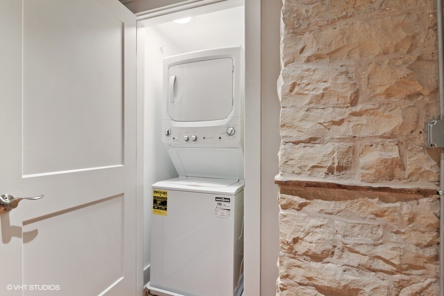 in unit washer/dryer - 220 E Illinois St