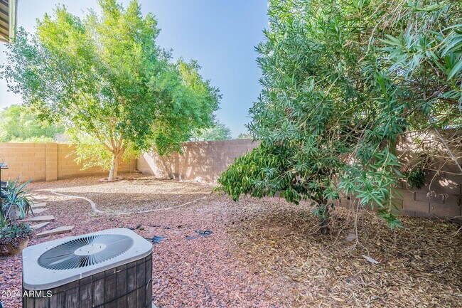 Building Photo - 1078 E Saragosa St