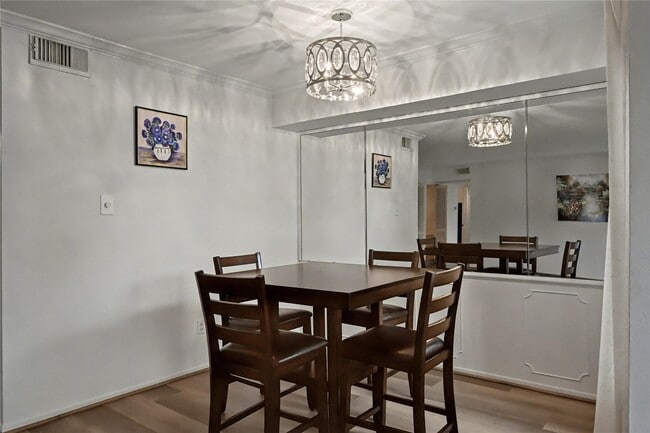 Building Photo - 357 N Post Oak Ln