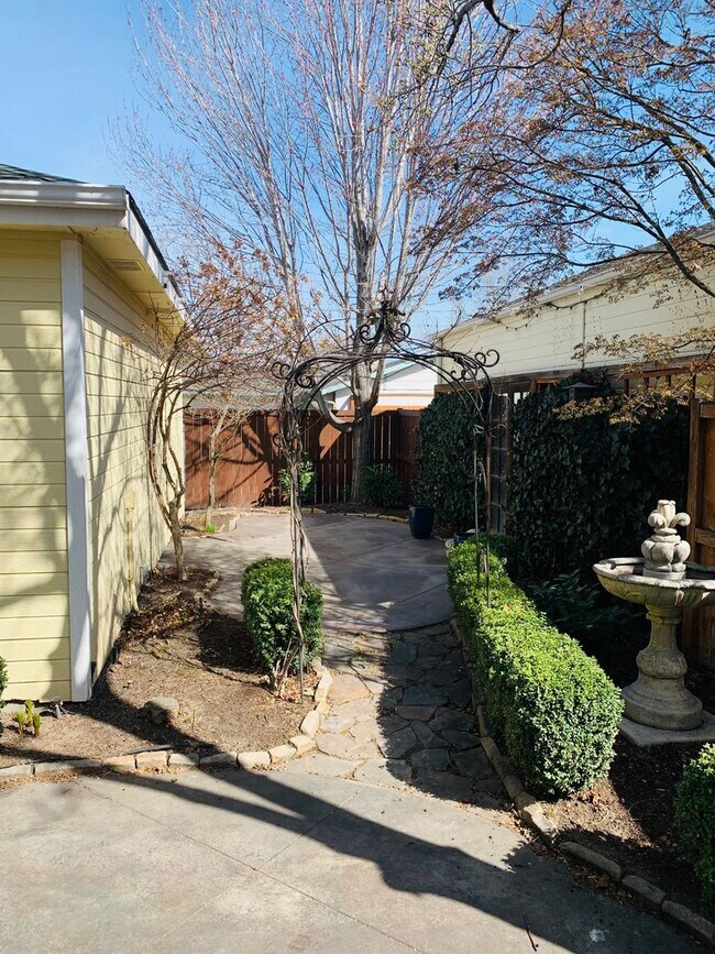 Building Photo - Beautiful Home In South East Boise!