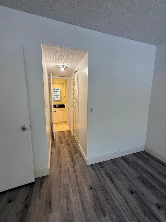 Building Photo - 9430 Poinciana Pl