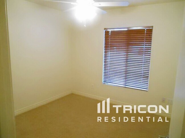 Building Photo - 1128 W Hermosa Dr