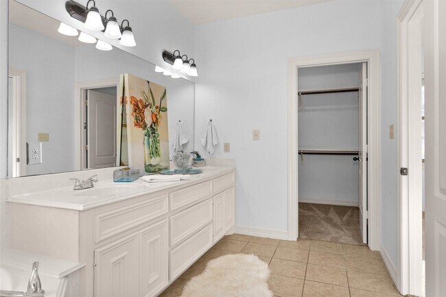 Building Photo - 111 Cove Pl