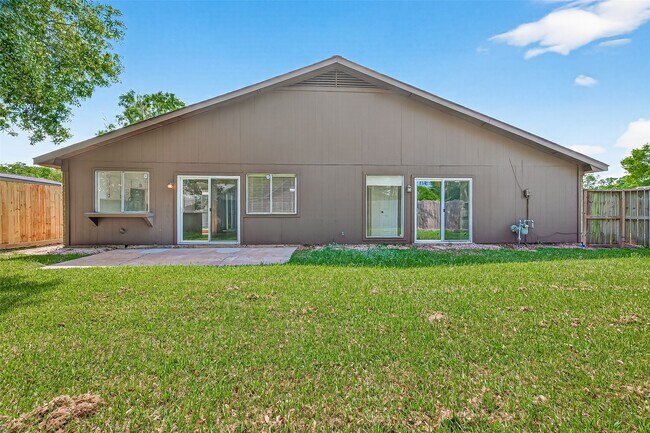 Building Photo - 15903 Hickory Knoll Dr
