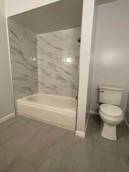 Main Bathroom - 6147 Seminary Ave