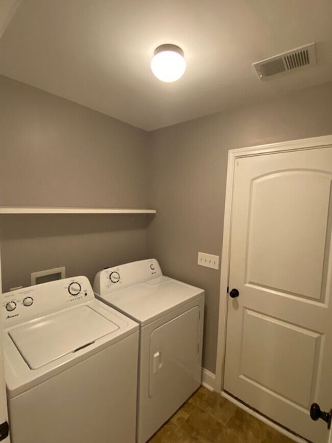 Building Photo - 3 Bedroom 2 Bath home in LEXINGTON.