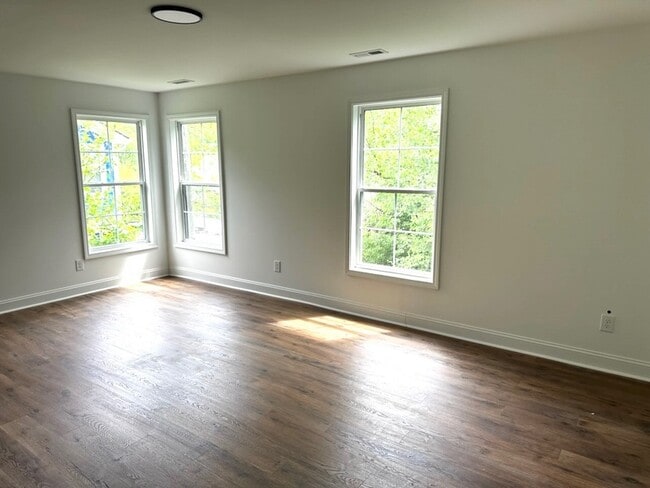 Building Photo - 427 Lakeland St