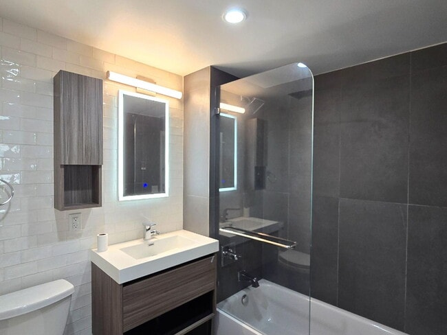 Building Photo - "Spacious 2-Bed Oasis with 2 Baths in the Heart of Astoria – 990 Sq Ft of Comfort!"