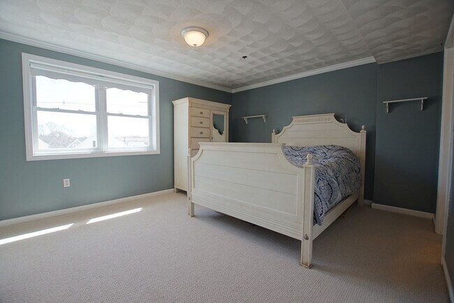 Building Photo - 13 Endicott St