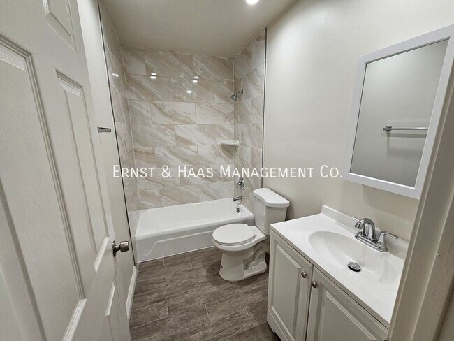 Building Photo - Lovely  Renovated 1 Bedroom Apartment in P...