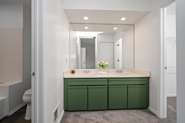 Building Photo - 720 Caliente Ct