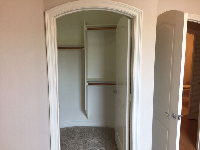 Building Photo - Large upgraded 1 Bdrm, 1 Bath w/storage ro...