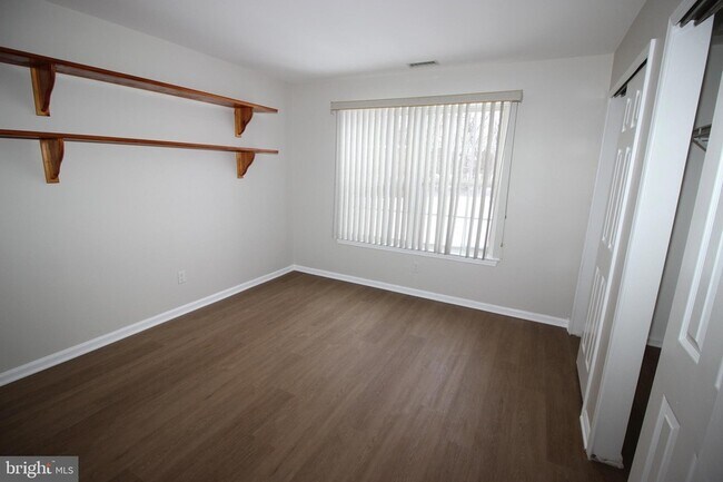 Building Photo - 1004 Julian Dr W