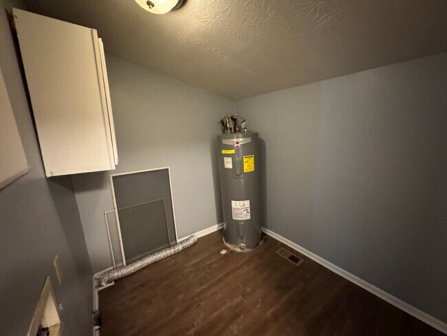 Building Photo - Near Southeast 3 Bedroom 1 Bath