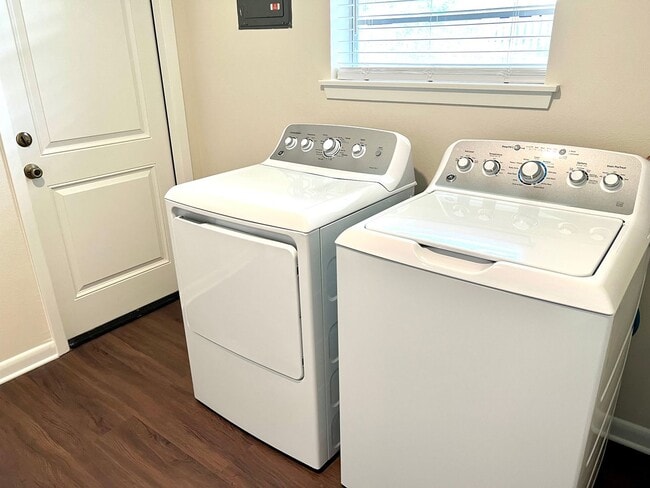 Building Photo - Updated 3 Bedroom Home with All Appliances & Double Garage